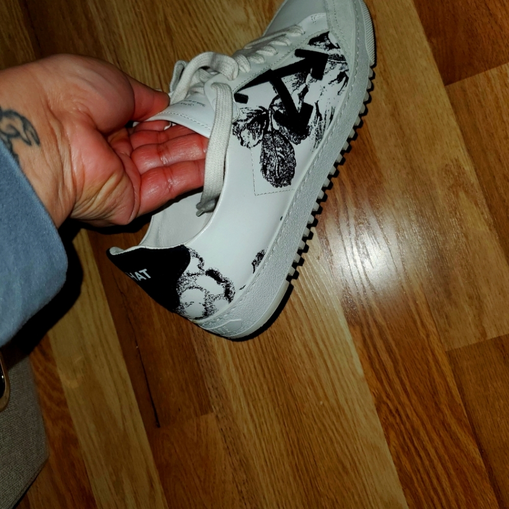 Off-white women's sneakers,very good condition.
